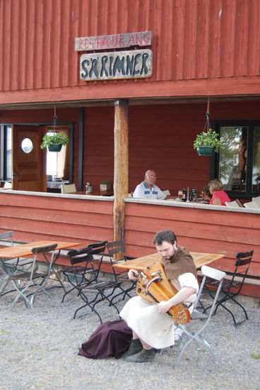 begleitet von Vikingamusik