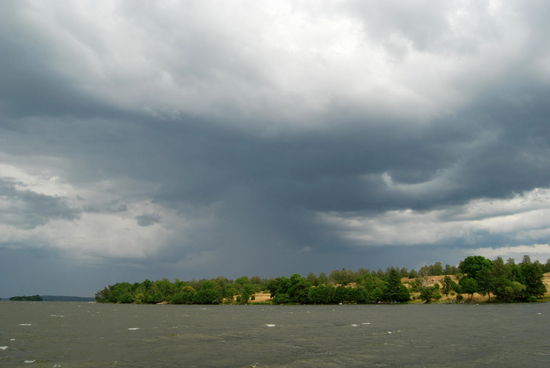 deshalb brachten wir uns erst einmal im Gästehafen von Birka in Sicherheit