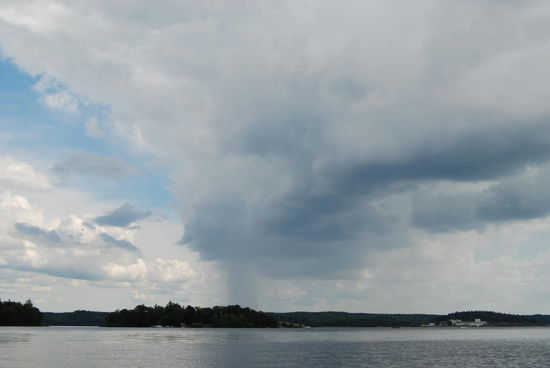 dunkle Wolken zogen auf