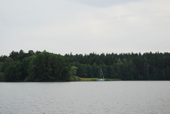 in vielen Buchten lagen Boote