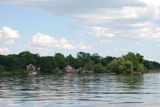 am Ufer das Gelände des Herrgård Krusenberg