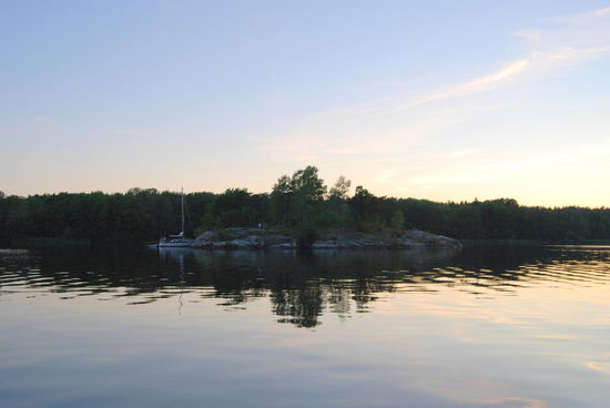 wieder eine Insel mit Übernachtungsboot
