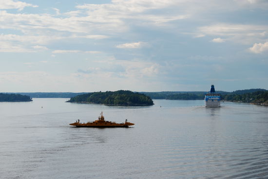 Blick zurück zur Fahrwegtrennung. Die Tynningö-Fähre kreuzt die Fahrwege