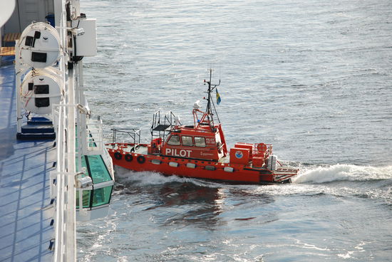 das Lotsenboot hat den Lotsen abgesetzt