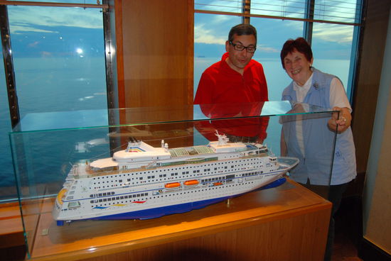 Carsten und Christa begutachten das Modell der Birka