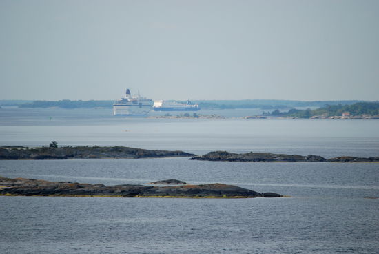 Viking Cinderella läuft vor uns in den Hauptfahrweg und begegnet einer anderen Fähre