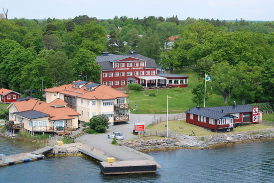 Furusunds värdshus, früher Zollstation und rechts Station der Küstenwache (Kustbevakning)