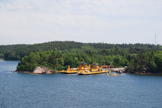 die kostenlosen Fähren in den Schären, hier zwischen Festland und der Insel Ljusterö