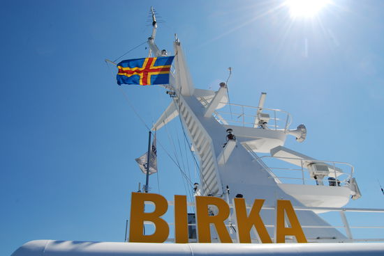 Gastlandflagge Åland am Mast der Birka