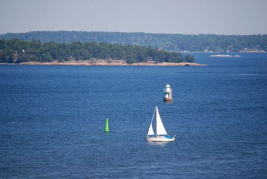 Blick zurück auf die Steuerbordtonne Älgen, der Elch, und den Leuchtturm 
Ö Älgögrund