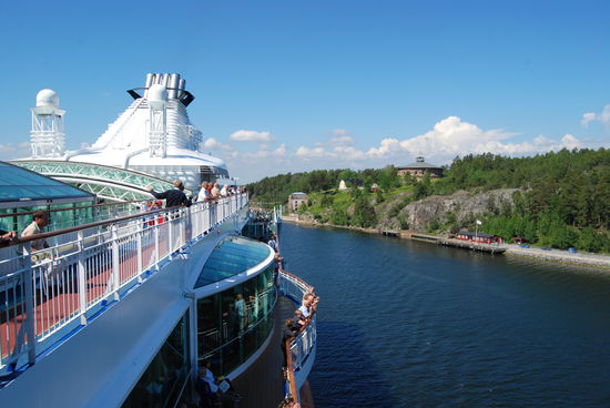 die Birka passiert die Ochsentiefe - Oxdjupet mit Fredriksborgs fästning