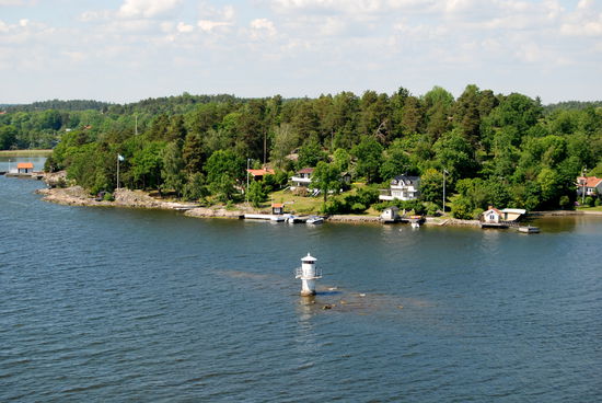Leuchtturm Tynningö, gut ist die Untiefe zu erkennen, auf der der Leuchtturm steht