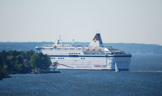 die Viking Cinderella verschwindet hinter der nächsten Schäre