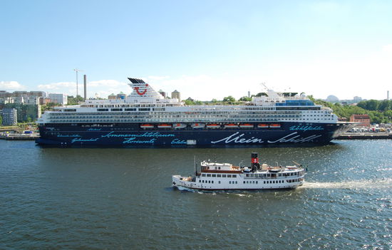 Kreuzfahrtschiff und Schärendampfer