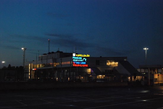 Empfangsgebäude am Abend
