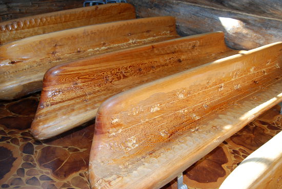 die Bänke sind aus einem Stamm gearbeitet