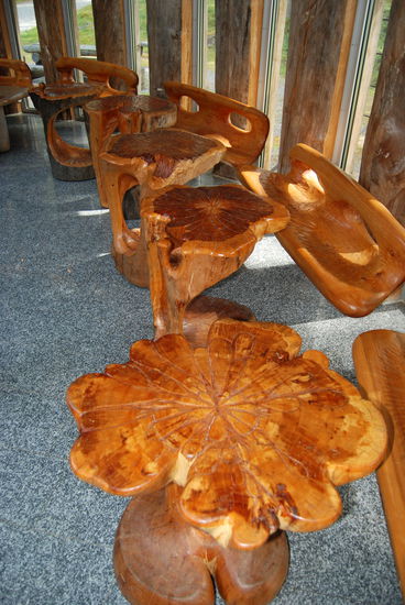 auch hier sind die Tische und Bänke von Eva gearbeitet