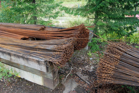 mit diesen Drähten werden die Stämme gebündelt