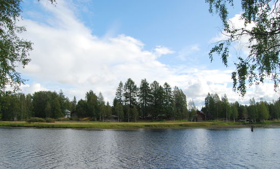 Blick über den Fluß zum Freilichtmuseum