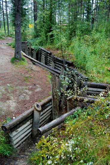 restaurierte Schützengräben neben der Museumsstraße
