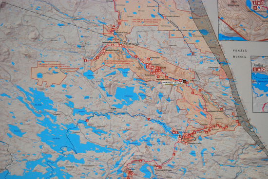 rot das Gebiet des Nationalparks, rechts die russische Grenze mit dem Grenzstreifen (Tafel im Informationszentrum)