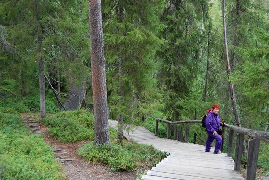 über einige Treppen geht es bergab
