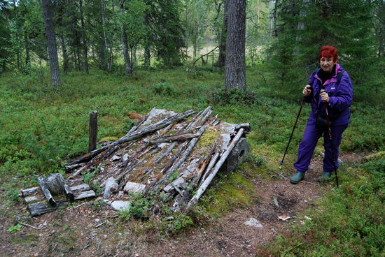 Reste eines Windschutzes, der während der Heuernte benutzt wurde