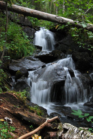 kleiner Wasserfall am Weg