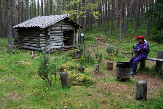 Grillplatz bei verfallenen Waldarbeiterhütten