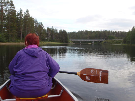 unter der Straßenbrücke hindurch paddelten wir in den Ala-Juumajärvi