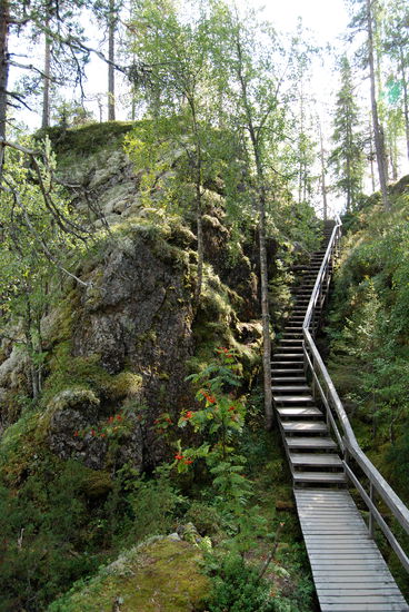 über Treppen geht es schließlich hoch hinauf