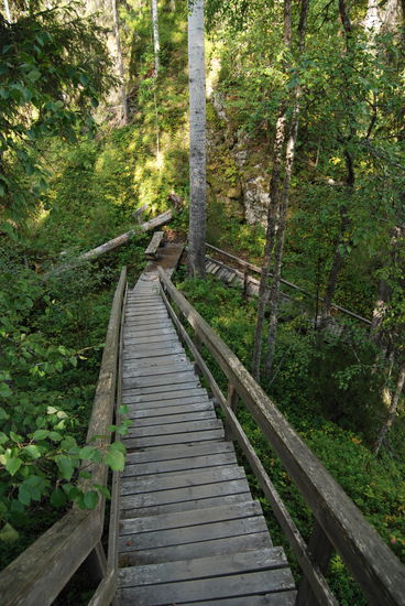 über 300 Treppenstufen geht es bergab