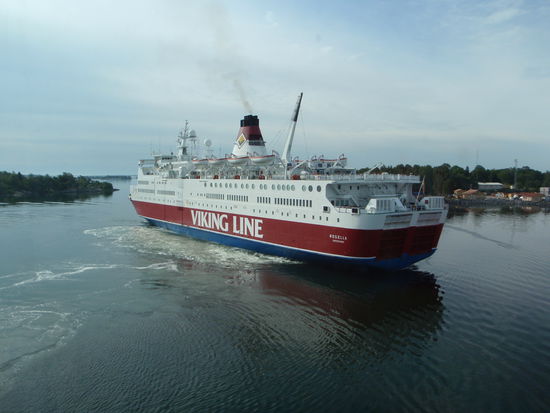 die Vikingfähre ROSELLA legt an