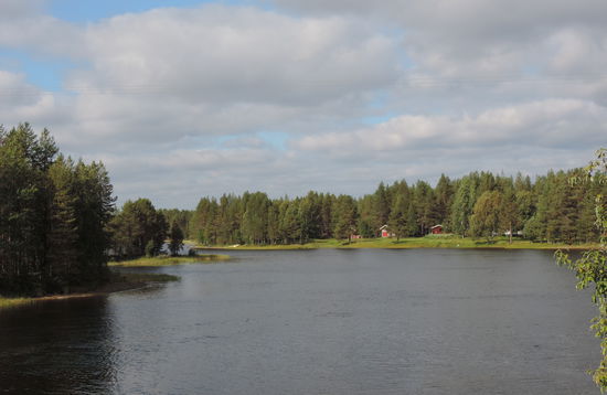 ein letzter Blick von der Straßenbrücke zum Campingplatz