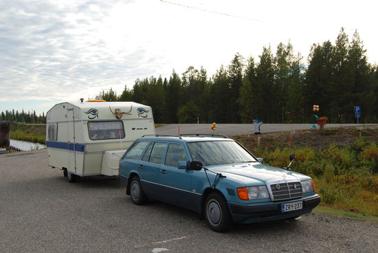 in Finland haben sogar manche Wohnwagen Elchgeweihe