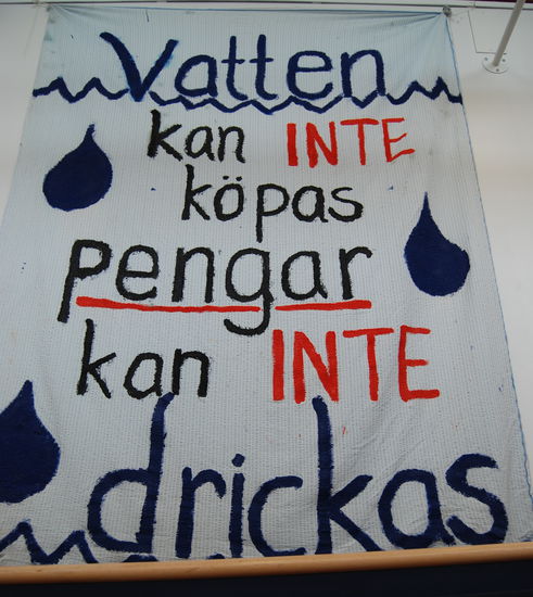 Wasser kann nicht gekauft werden, Geld kann nicht getrunken werden
(Plakat im Aufgang zur Ausstellung)