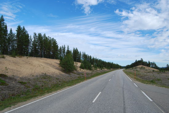 anfangs Fahrt durch eine Dünenlandschaft