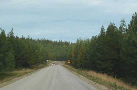 asphaltierte Straße und Grusväg wechselten sich immer wieder ab