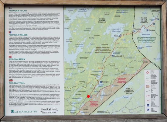 Informationstafel am Parkplatz, hier beginnt ein Wanderweg nach Norwegen, der Piilola-Stien