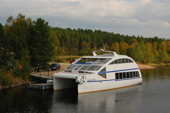 der Katamaran fährt uns auf den Inari hinaus