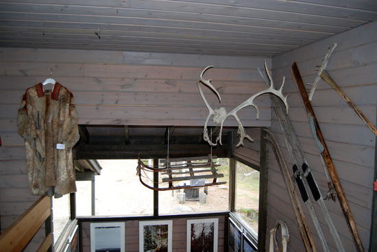 im Treppenhaus weitere Ausstellungsstücke