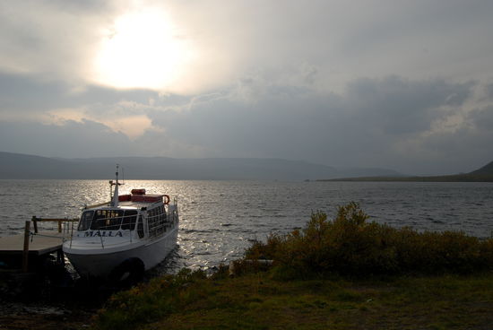 dieses Boot macht Ausflüge zum Dreiländereck zwischen Finland, Schweden und Norwegen: schwedisch Treriksröset
norwegisch Treriksrøysa
finnisch Kolmen valtakunnan rajapyykki