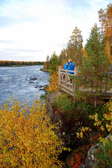an der Stromschnelle Äijäkoski, auf der anderen Seite ist schon Schweden