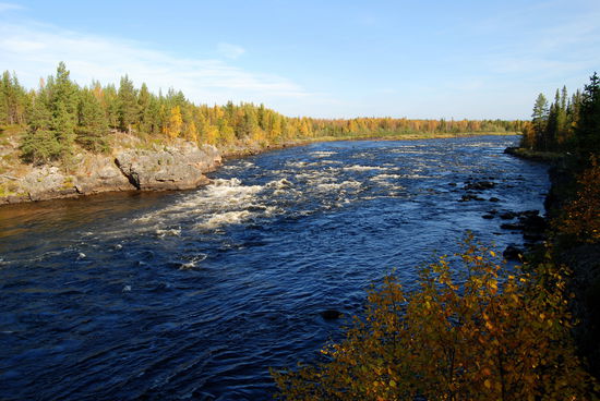 am Morgen gingen wir bei herrlichem Sonnenschein noch einmal an die Stromschnelle Äijäkoski, auf der anderen Seite ist schon Schweden