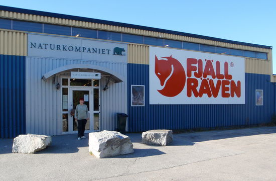 nach einer ruhigen Nacht auf dem Parkplatz von Fjällräven gingen wir vor unserer Weiterfahrt nach Hause noch in den Laden, Christa brauchte ja neue Wanderstiefel