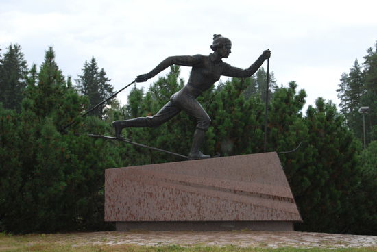 Statue der berühmten finnischen Langläuferin Siiri Rantanen