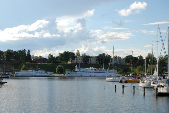 Blick über den Hafen zur Festung
