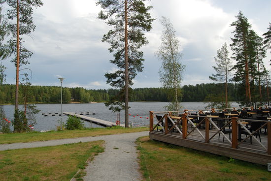 Terrasse des Restaurangs am See