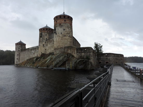 als wir die Burg erreichten, goß es wieder in Strömen