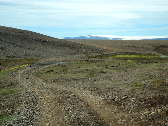 die Piste schlängelte sich durch eine kleine Vadställe und um die Berge